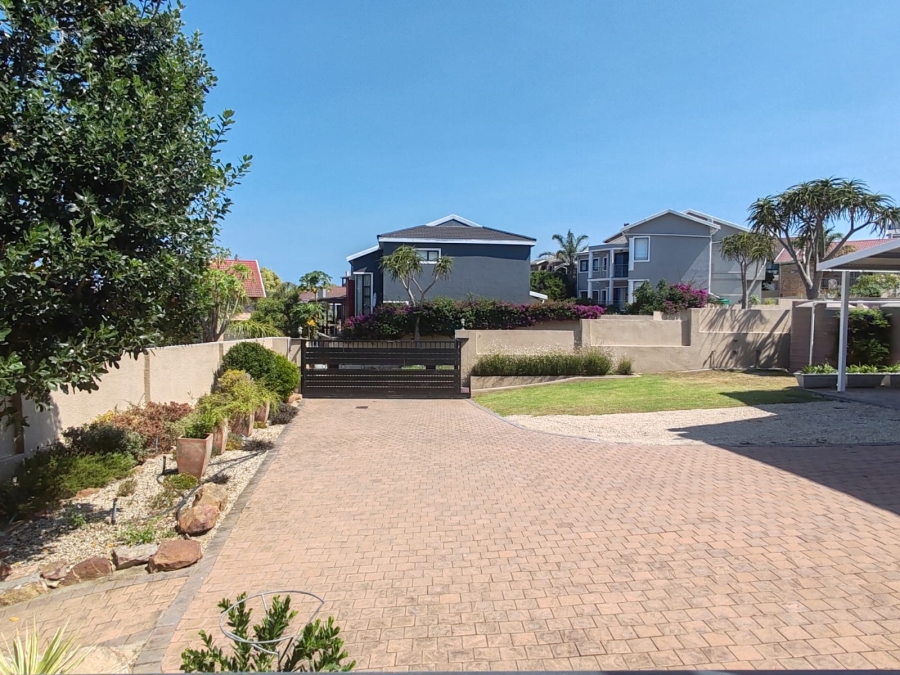 5 Bedroom Property for Sale in Wavecrest Eastern Cape